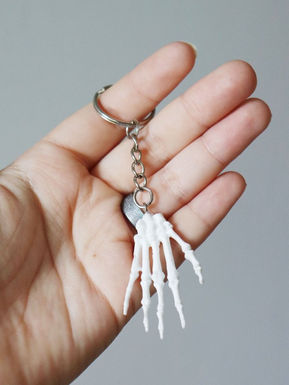 🧡 Skeleton Hand Keychain - Picture 3 of 4